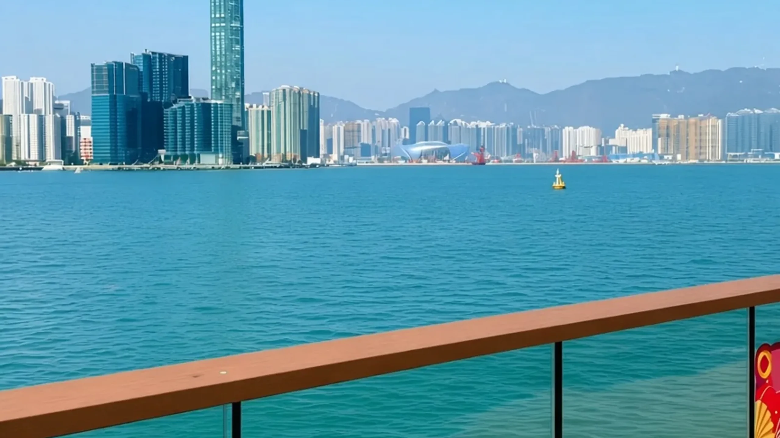 Victoria Harbour y el horizonte de Hong Kong al atardecer