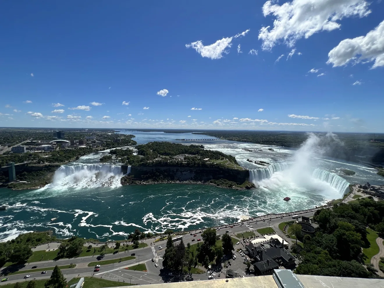 從 Skylon Tower 看尼亞加拉:美國瀑布與馬蹄瀑布同框,夏日晴空之下