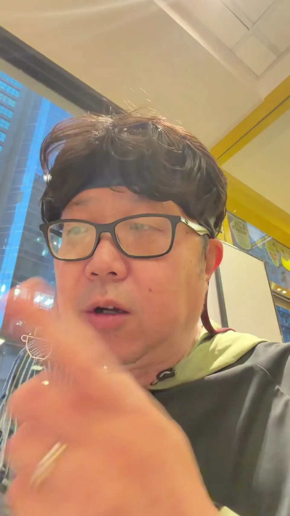 Recording a moment at a Hong Kong restaurant before dinner