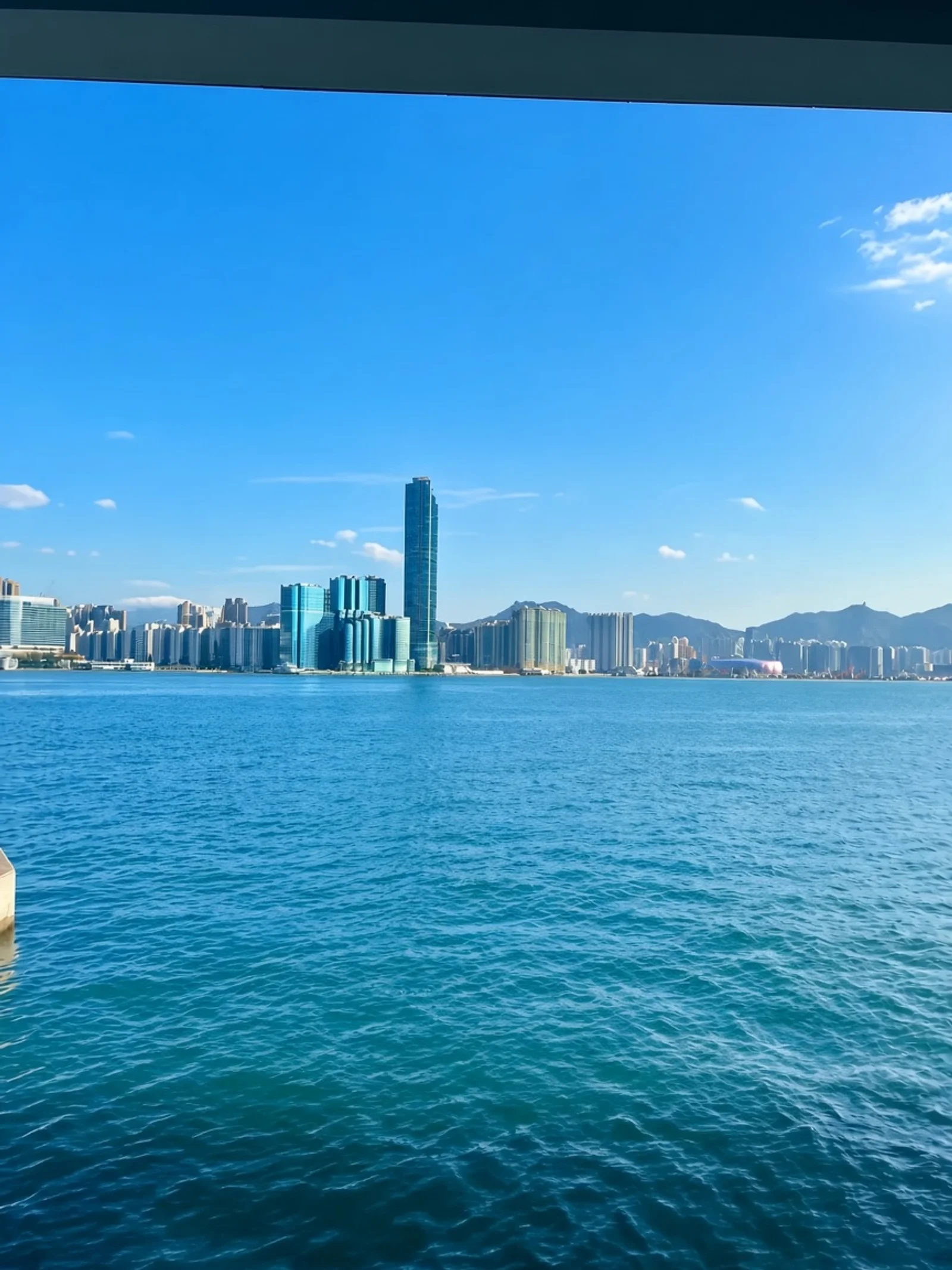 Puerto Victoria de día, mar y cielo del mismo tono