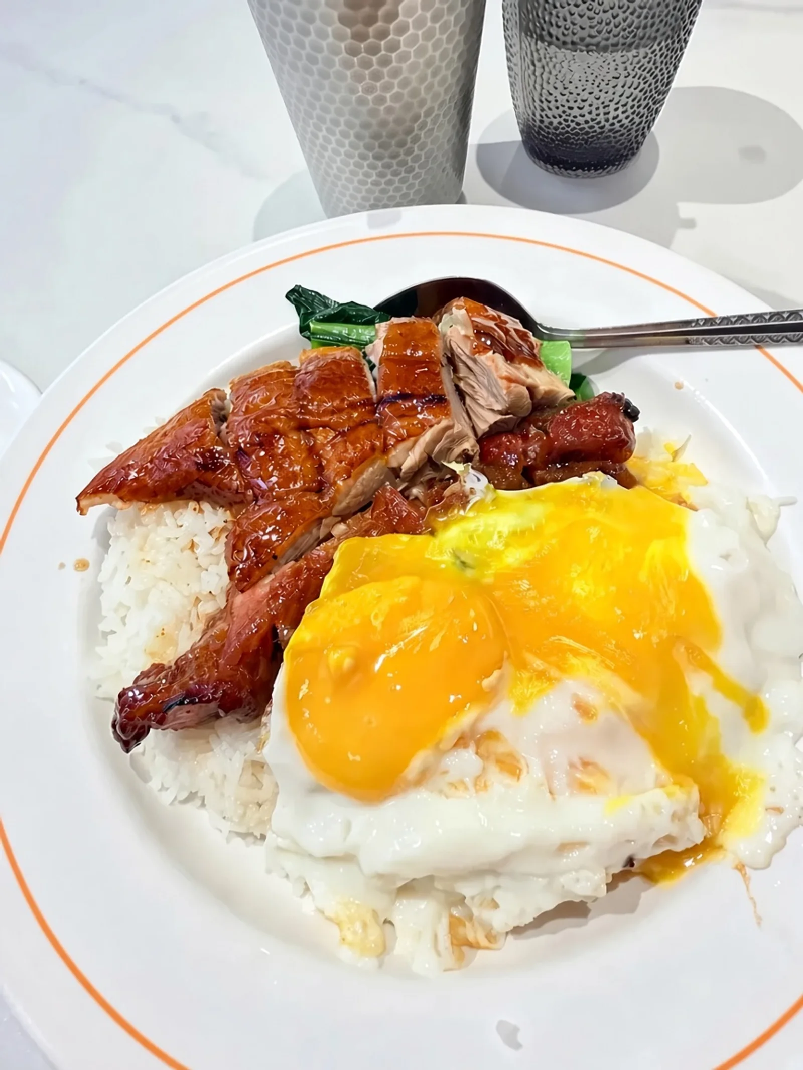 Arroz con char siu y pato asado con huevos de yema blanda