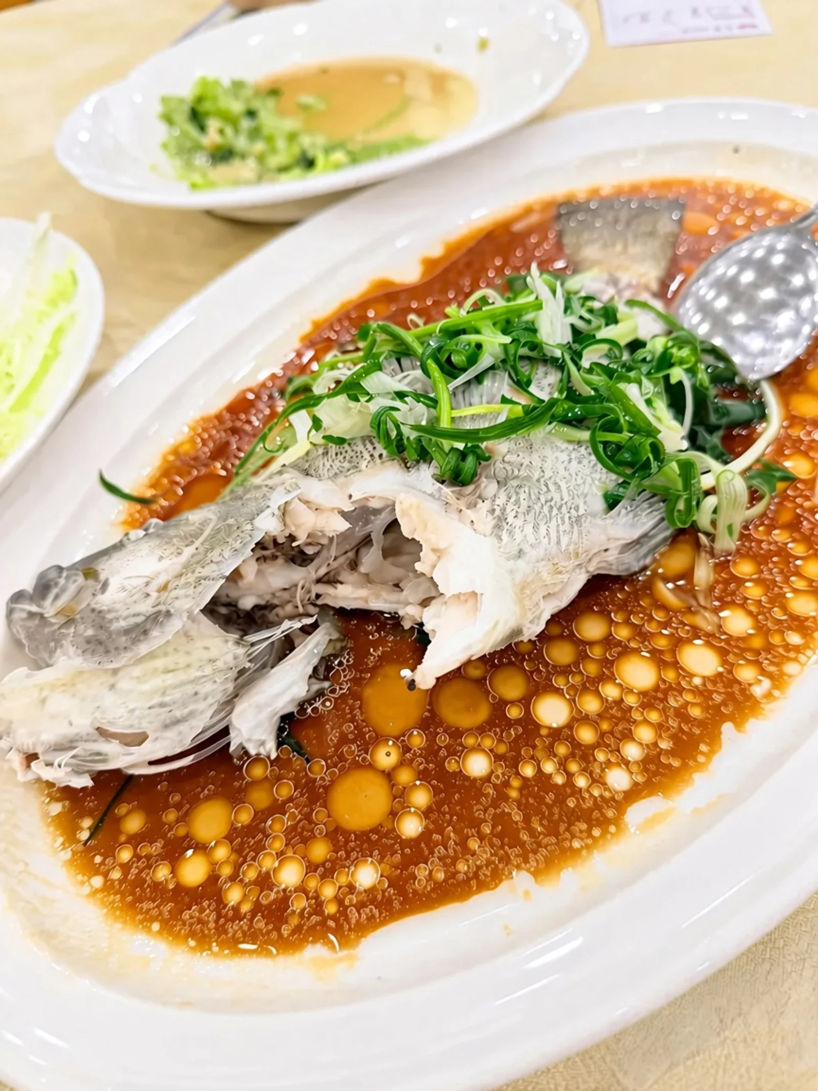 Pescado al vapor con salsa de judía negra y cebolleta