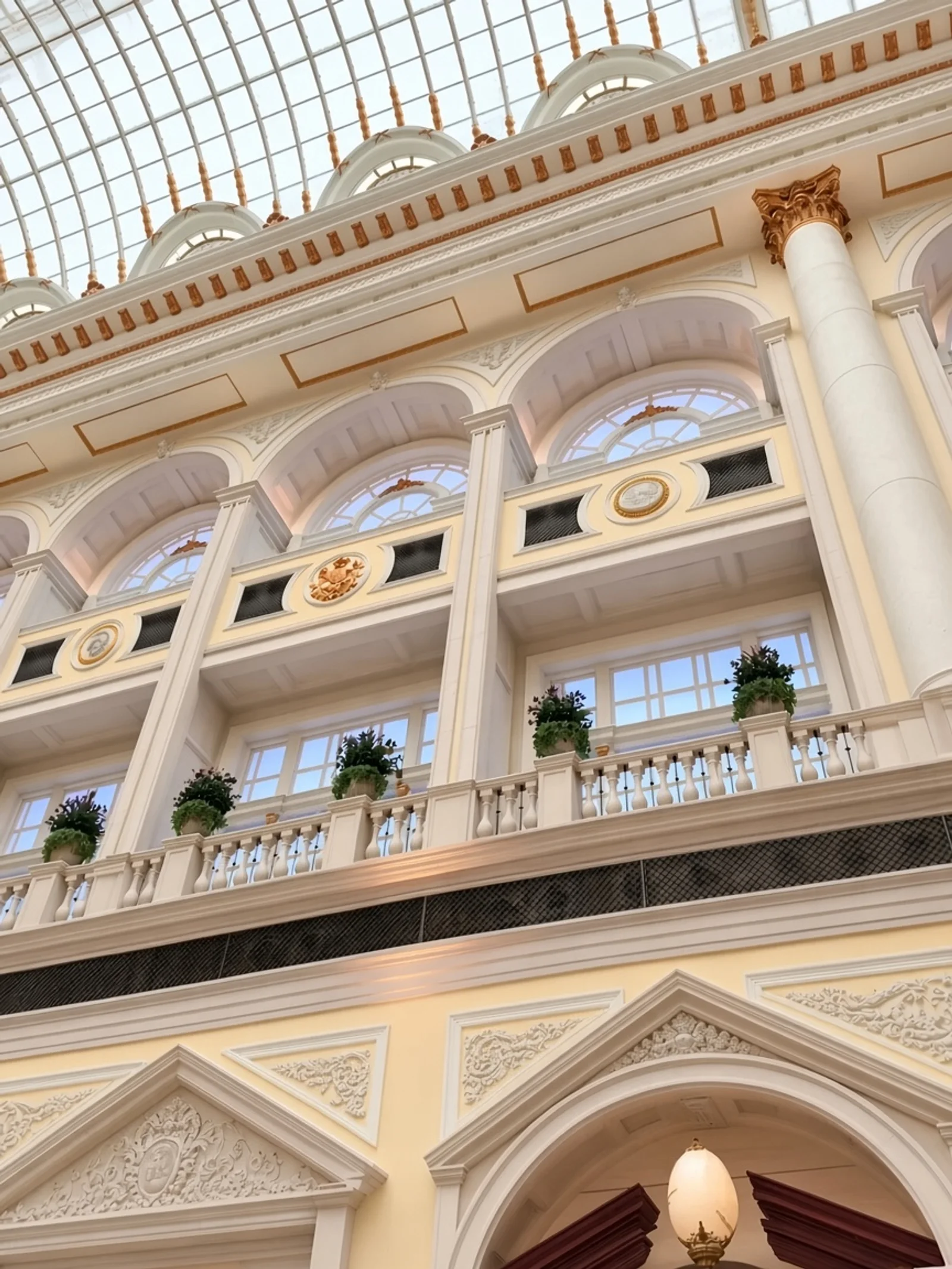 Vestíbulo de estilo francés bajo cúpula de cristal en The Parisian Macao