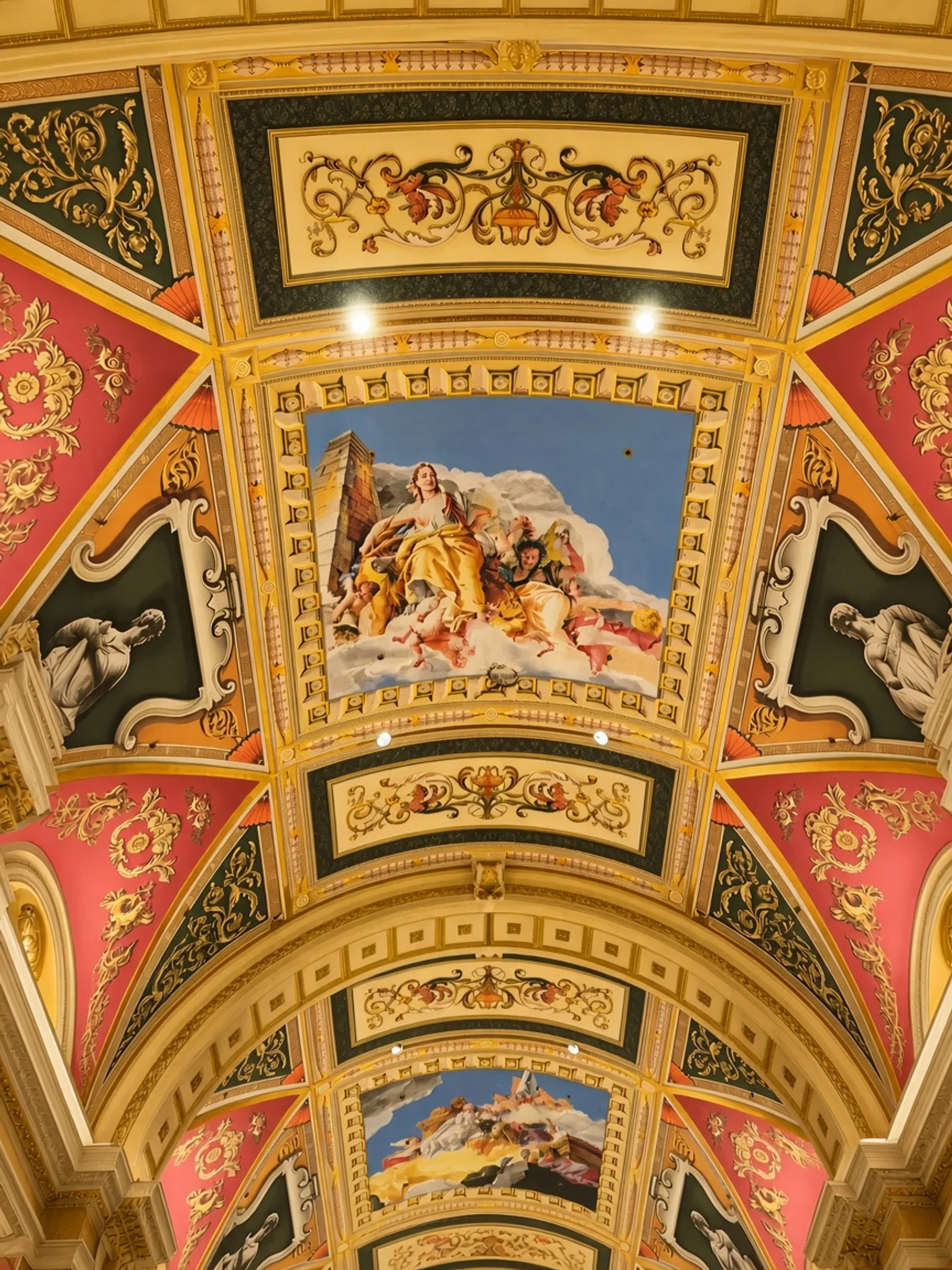 Cúpula pintada con detalle dorado en The Venetian Macao