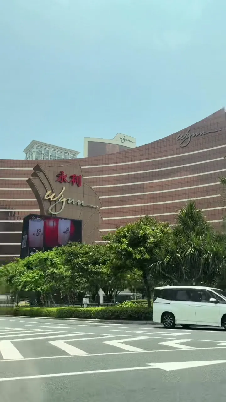 Golden facade of Wynn Macau seen from the roadside