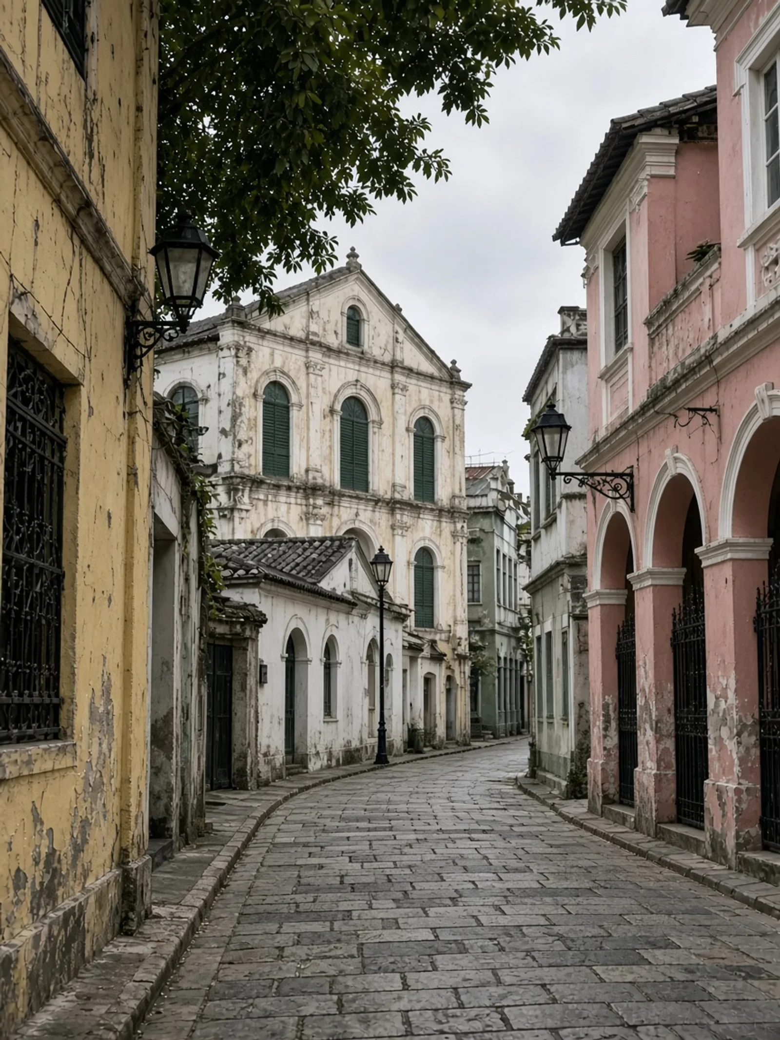 Calle tranquila del casco viejo de Macao con pocos visitantes