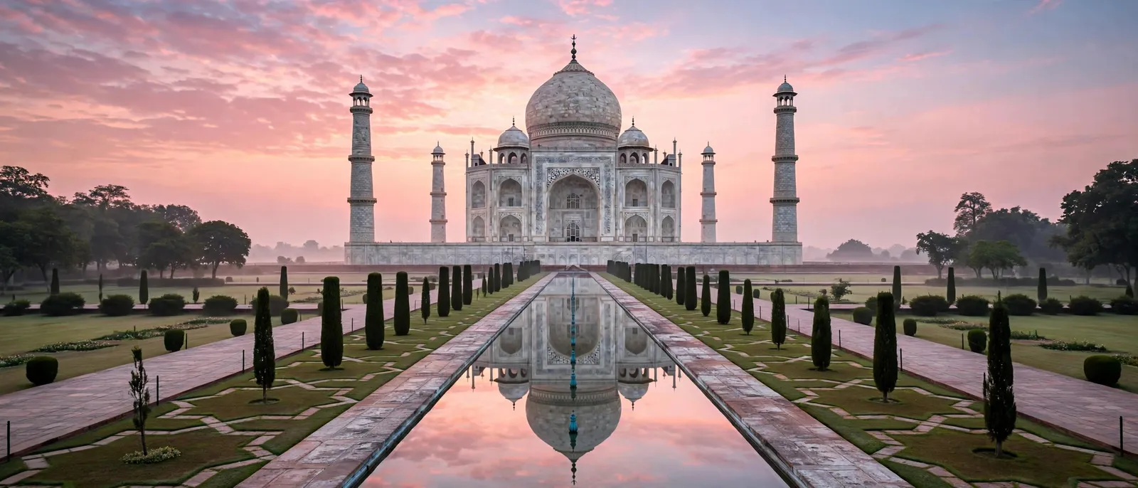 El Taj Mahal reflejado en su estanque al amanecer, cielo rosa