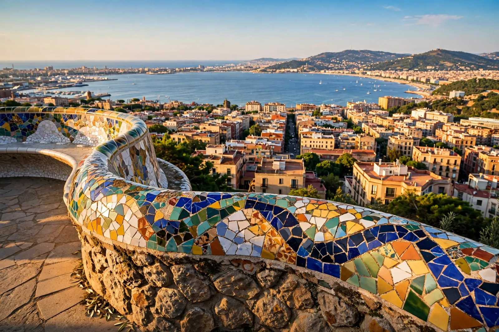 Terraza de mosaico de Barcelona con vistas a la ciudad y al Mediterráneo con luz cálida