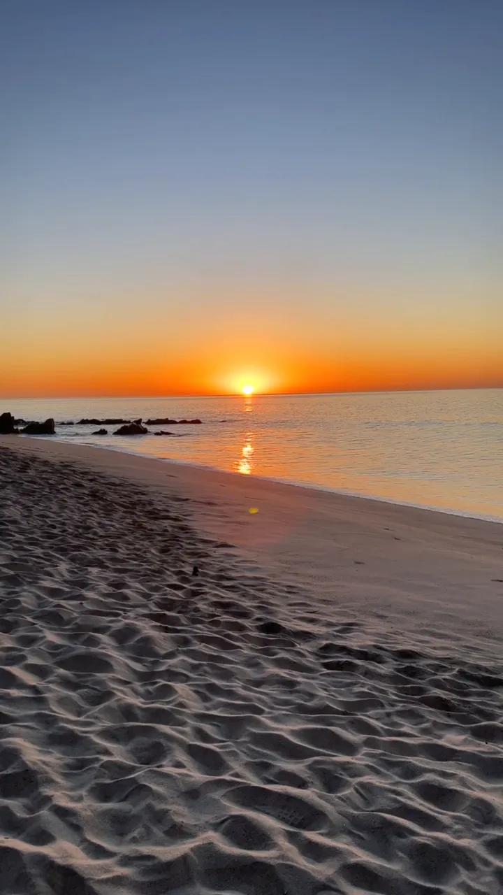 太陽剛越過 Cabo 的太平洋海平線,第一道光沿著水面跑到沙灘上