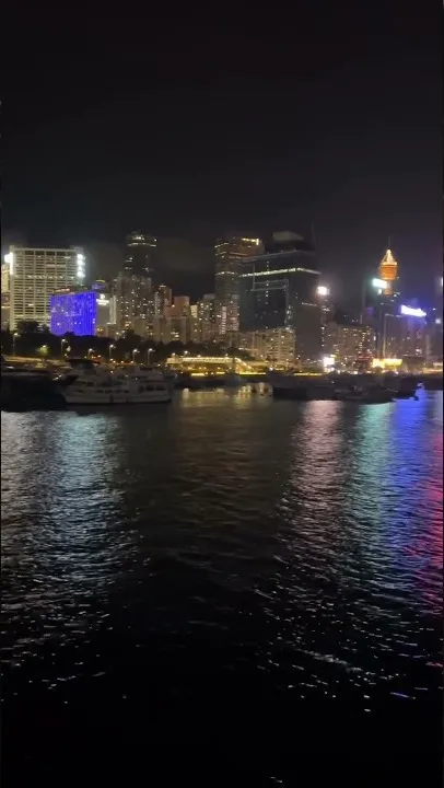 Yates descansando en la marina con el horizonte encendido detrás, y el color reflejándose en el agua